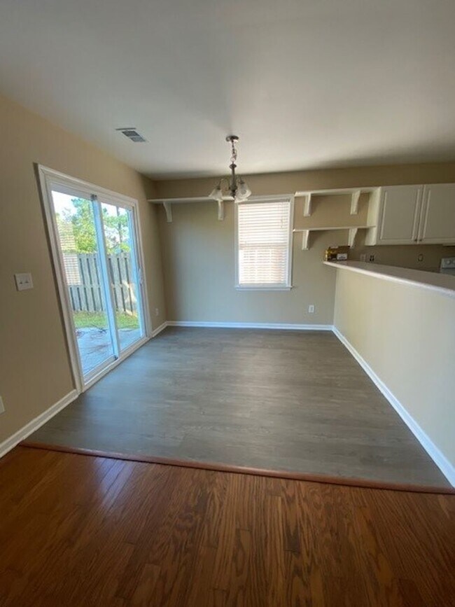 Building Photo - Charming 3 bedroom 2 bath home in Windsor park