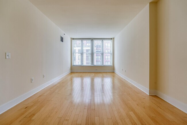 Building Photo - 1125 Maxwell Ln