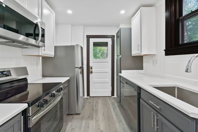 Building Photo - 3 bed 1 bathroom - central air, outdoor sp...