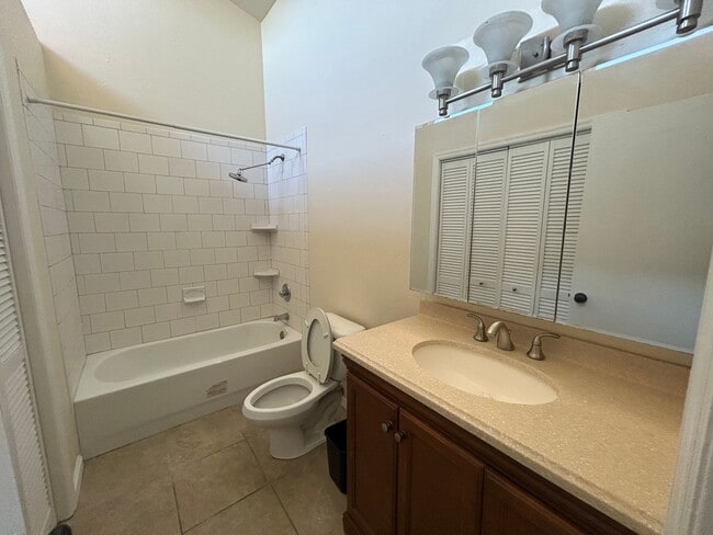 Building Photo - 3 Bed / 2.5 Bath – Steps from Doak Campbell Stadium – Only $1,800!