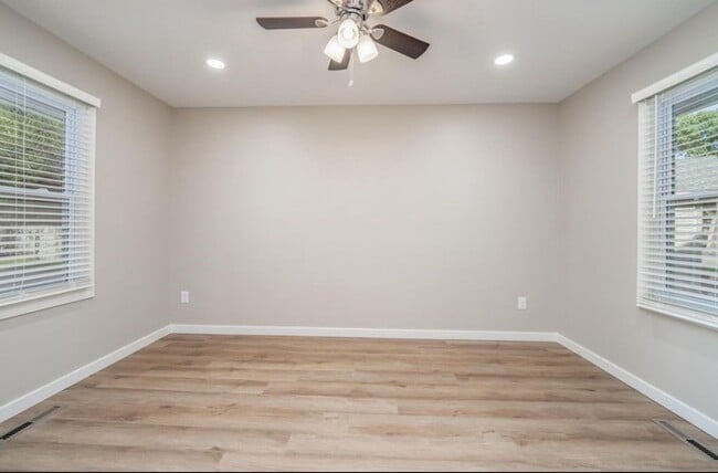Building Photo - 222 Live Oak Ln