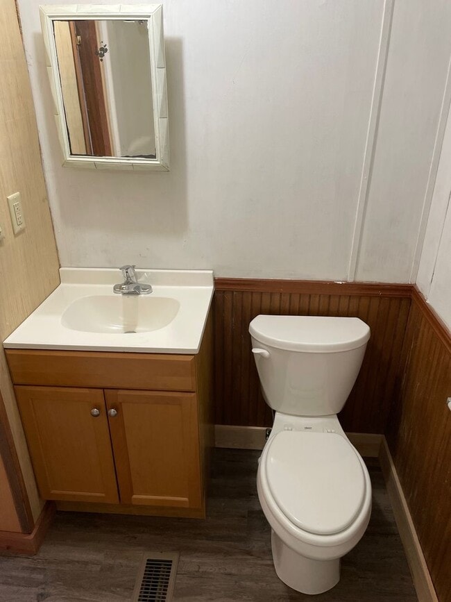 Building Photo - 3 bed, 2 bath, mobile home $800 month, $80...