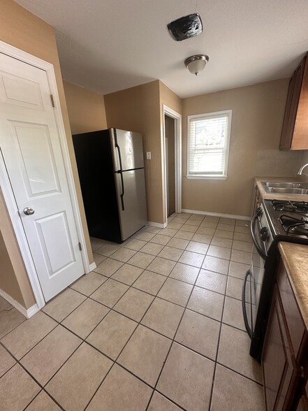 Kitchen - 814 Julian St