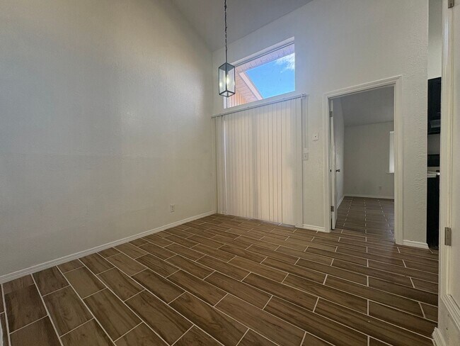 Building Photo - EASTSIDE DUPLEX FOR RENT