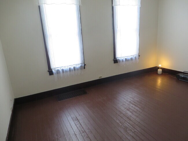 Building Photo - Large Three Bedroom, 1.5 Bathroom Home hal...