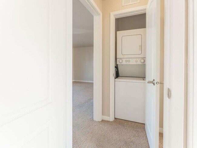 Building Photo - Adorable Second Floor Condo