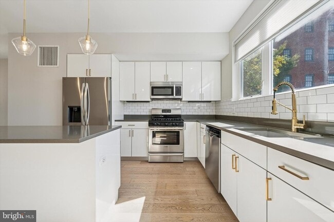 Building Photo - 120 W Oxford St