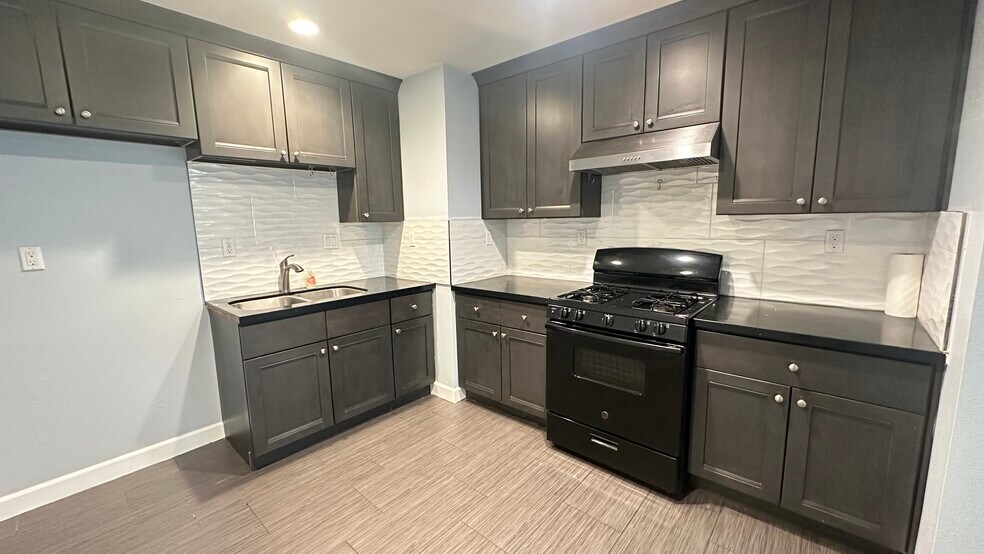 Kitchen - 426 N Parkside Dr