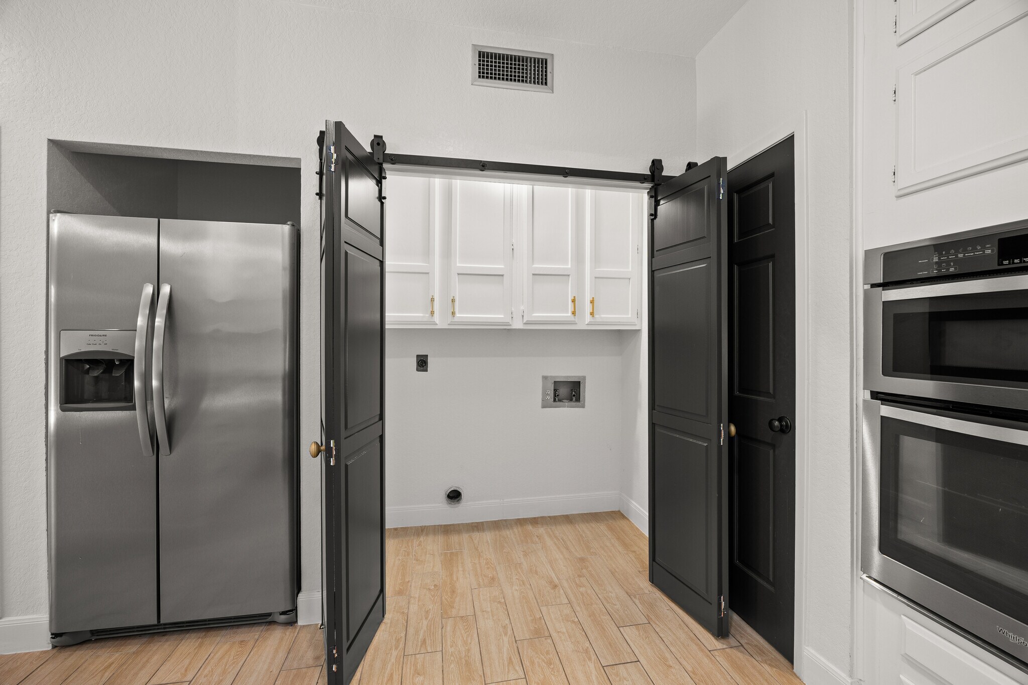 Washer/Dryer hookups - 8103 N New Braunfels Ave #5