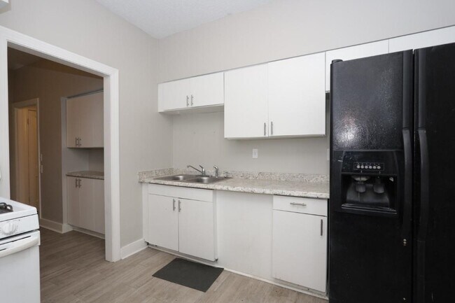 Building Photo - 2367 Forest Ave