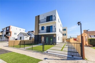 Building Photo - 2426 S West View St