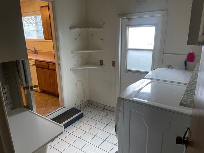 Building Photo - Large 3 bed 2 bath house