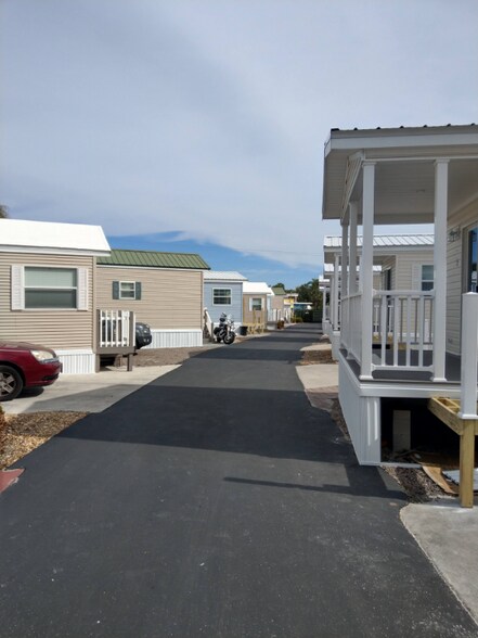 Building Photo - 2580 NE Indian River Dr
