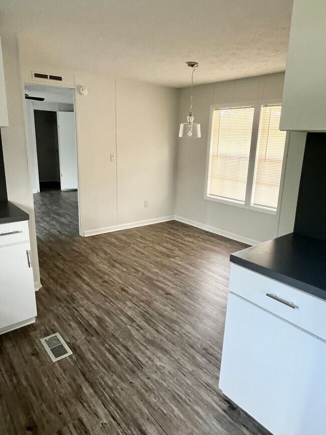 Building Photo - Move in ready!! 2BD/2BA spacious mobile home!