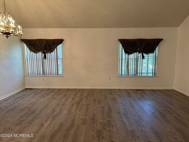 Building Photo - 204 Forsythia Ln