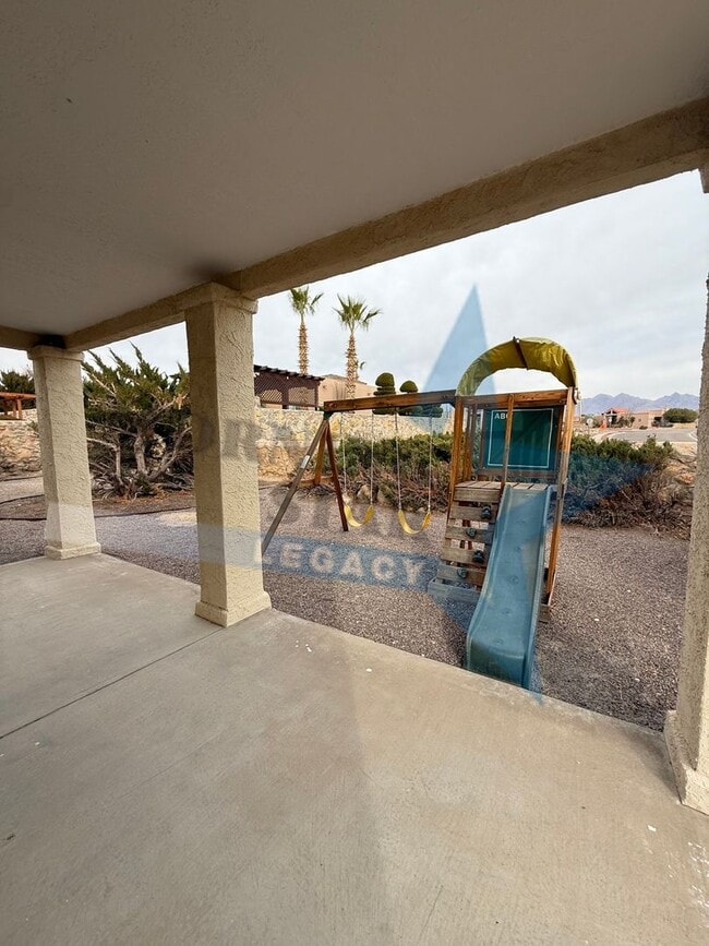 Building Photo - Move-in Special! Charming Home with Mountain Views!