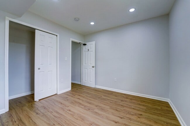 Building Photo - Beautifully Updated Townhome in Prime Loca...