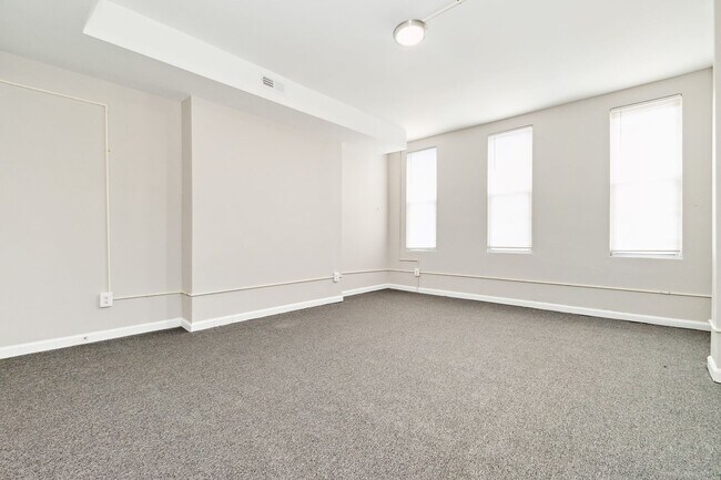 Building Photo - 1418 N Eden St