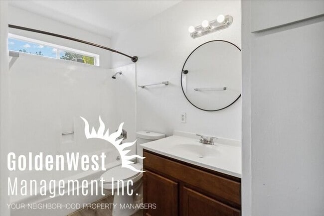 Building Photo - Single Level Spacious 2Bdm 1Ba Apartment i...