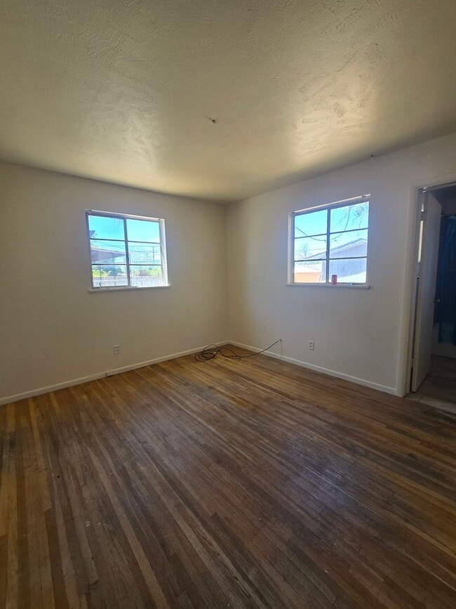 Building Photo - 3 BEDROOM ON LYNWOOD