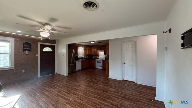 Building Photo - 301 Highland Dr