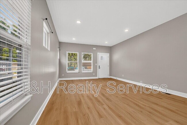 Building Photo - 623 W 39th St
