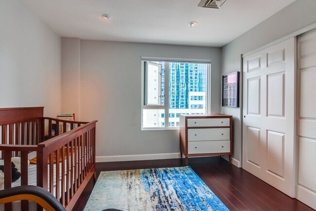 Building Photo - Luxury  Unit in Little Italy