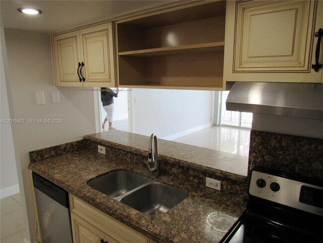 Building Photo - 7601 E Treasure Dr