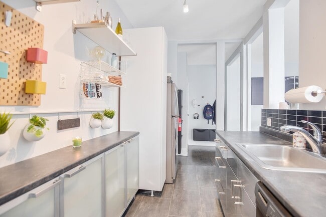 Building Photo - 148 37th St