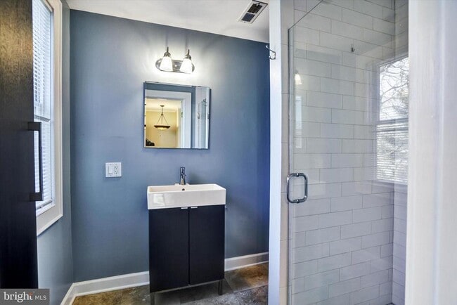 Building Photo - 722 Genessee St