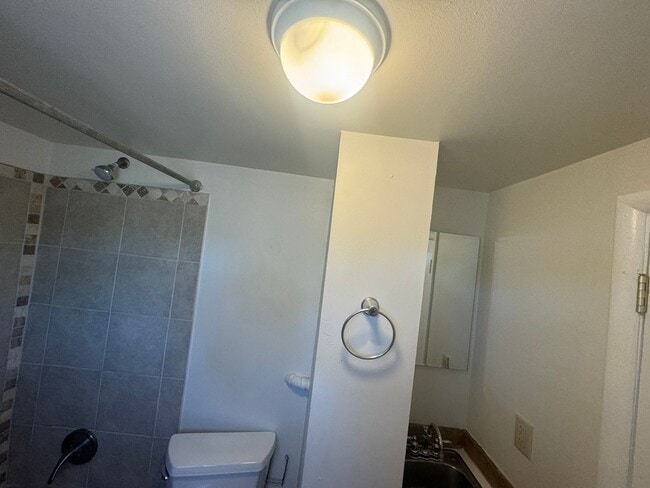 Building Photo - 809 S 16th Ave
