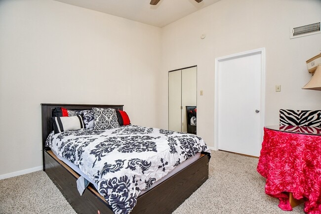 Building Photo - 8055 Cambridge St