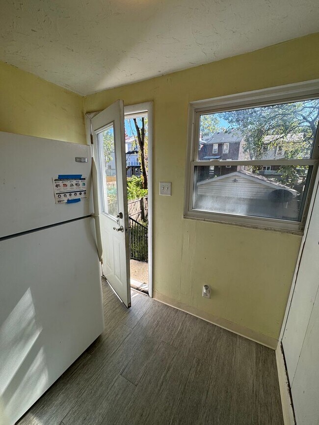 Building Photo - 5 Bedroom 2.5 Bath in Squirrel Hill