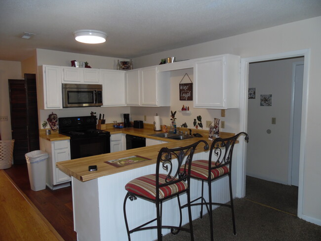 Full Kitchen - 799 Donnell Blvd