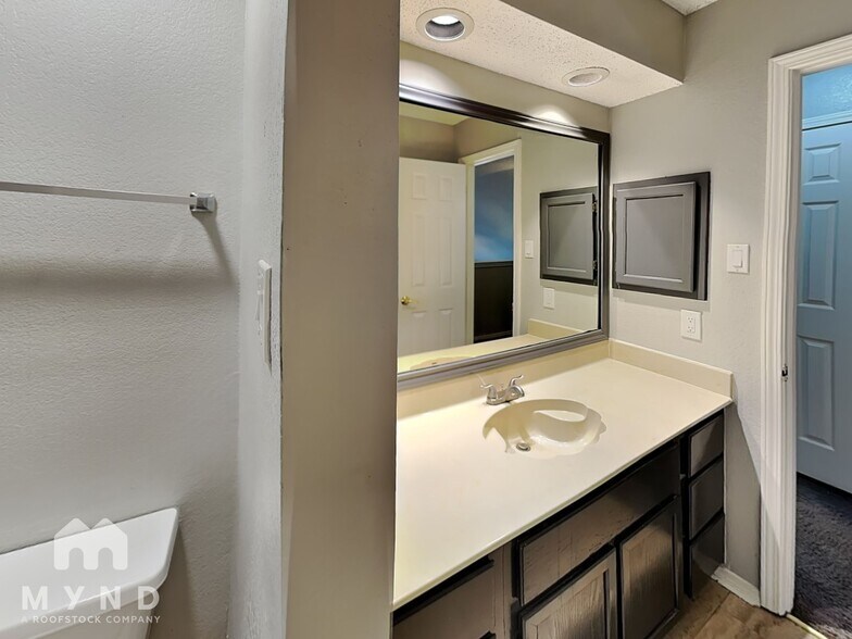 Building Photo - 837 Collins Blvd