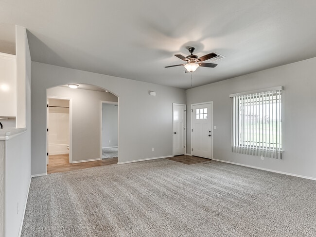 Building Photo - 2202 Buchanan Dr