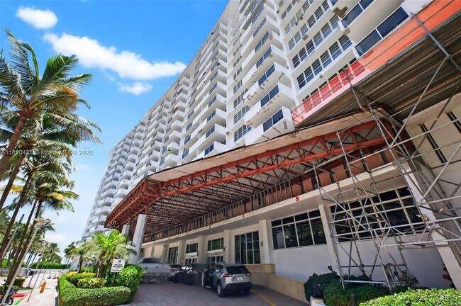 Building Photo - 100 Lincoln Rd