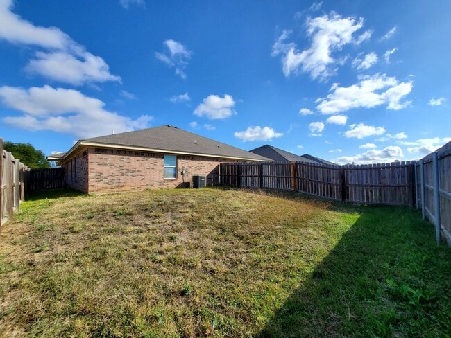 Building Photo - 1204 Cinch Dr