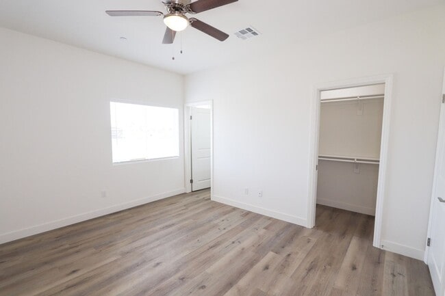 Building Photo - 3 Bedroom, 2 Bath available now! Newer con...