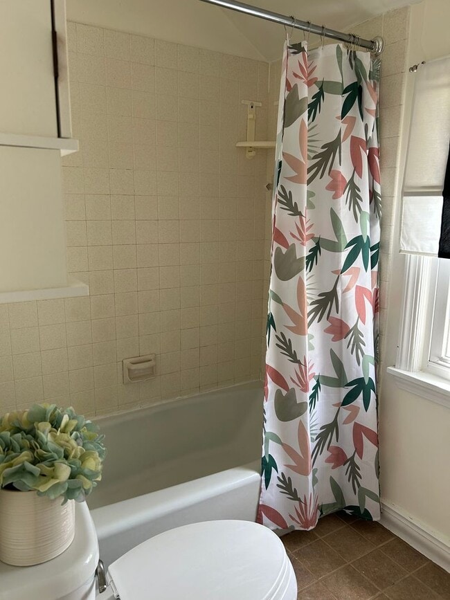 Building Photo - Spacious Colonial For Rent in Lyndhurst