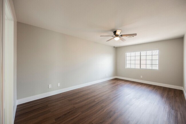 Building Photo - Fully Remodeled 3-Bedroom Townhome