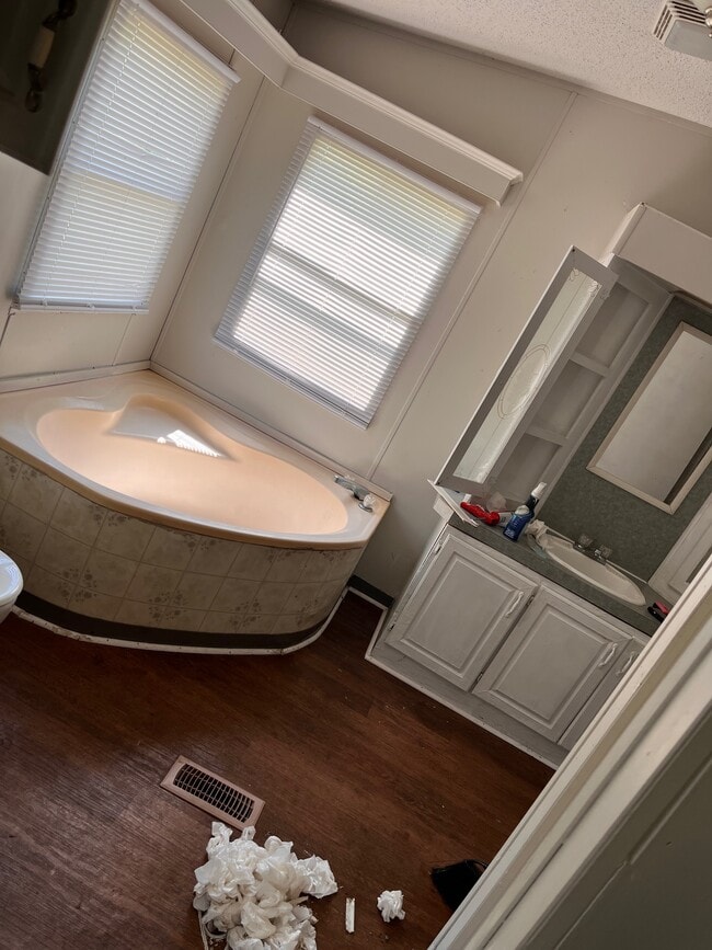 Building Photo - 208 W 43rd St