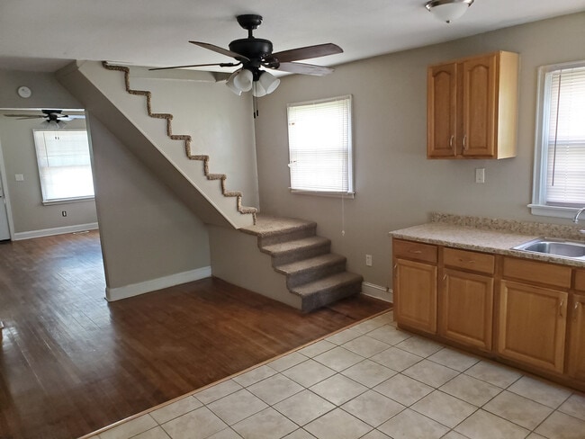 Building Photo - 3 bdrm 1 ba House for Rent Leeward Ave. Rent:$750