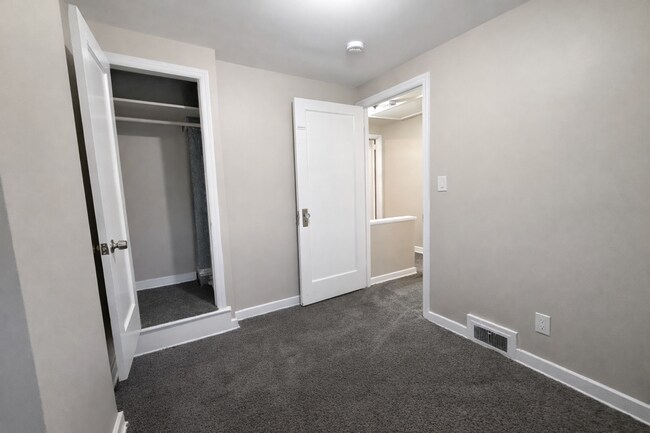Building Photo - Charming Updated 2BR Rowhome with Modern Kitchen & Washer/Dryer