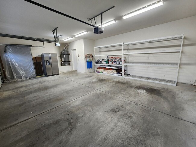 Building Photo - Entertainers Delight with minutes of shopping and restaurants