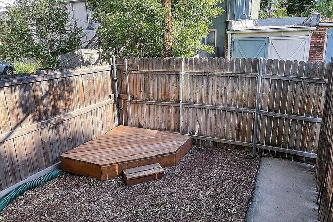 Building Photo - Cozy 1-Bedroom Townhouse Retreat with Granite Touches & Hardwood Elegance in Denver!