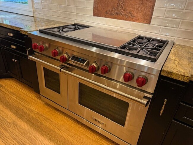 Building Photo - Gorgeous 5 bedroom, 4.5 bath, Westside Dan...