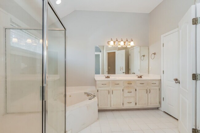 Building Photo - 13102 Braybourne Pl