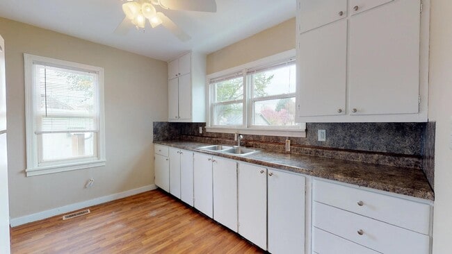 Building Photo - 2 Bedroom, 1 Bathroom Home in Hoisington, KS