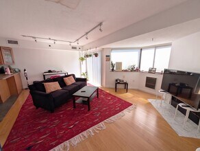Building Photo - 147 Kelton St